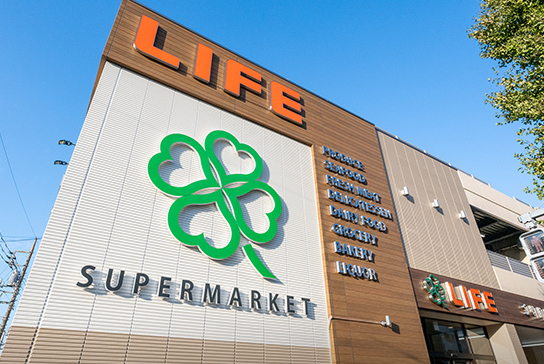 ライフ⽬黒⼋雲店 （約390m／徒歩5分）