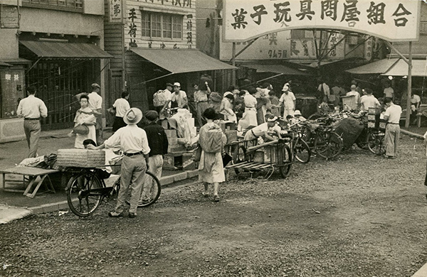 日暮里駅前問屋街(昭和29年)1954年画像提供/荒川区